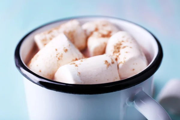 Mug of cocoa dengan marshmallow di atas meja kayu, closeup — Stok Foto