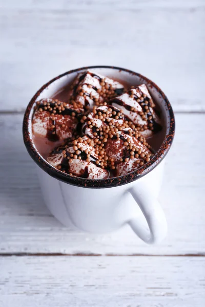 Taza de cacao con malvaviscos sobre fondo de madera — Foto de Stock