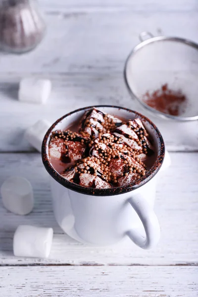 Kupa kakao marshmallows ahşap arka plan üzerinde ile