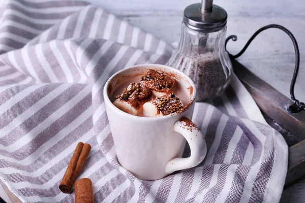 Copa de cacao con malvaviscos en bandeja y servilleta pelada, primer plano — Foto de Stock