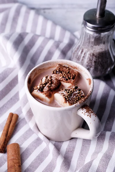 Copo de cacau com marshmallows na bandeja e guardanapo despojado, close-up — Fotografia de Stock