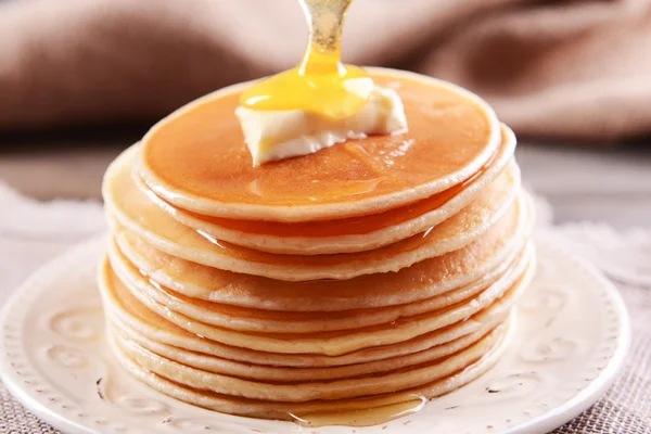 Leckere Pfannkuchen mit Honig auf dem Teller aus nächster Nähe — Stockfoto