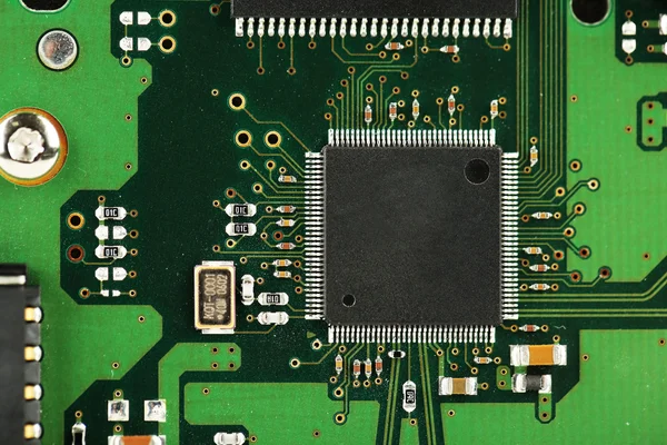 Placa de circuito impreso con muchos componentes eléctricos — Foto de Stock