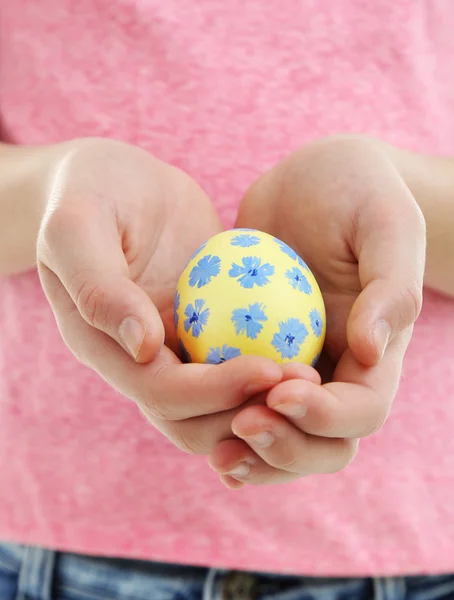 少女を保持彼女の手で卵を描いているクローズ アップ — ストック写真