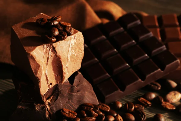 Natura morta con set di cioccolato con chicchi di caffè, primo piano — Foto Stock