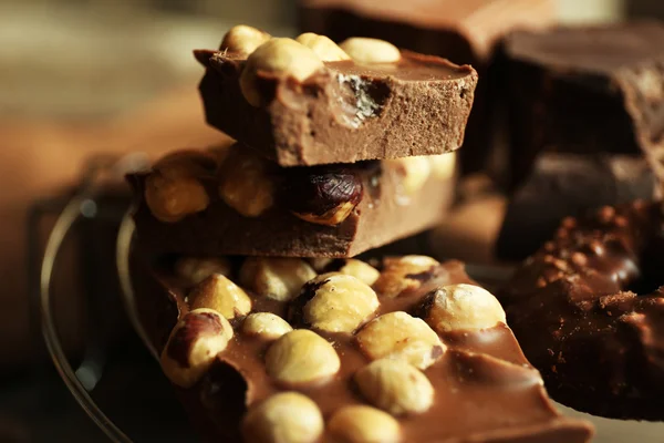 Bodegón con conjunto de chocolate con nueces, primer plano —  Fotos de Stock