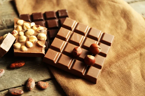 Masih hidup dengan satu set coklat dengan kacang pada kain goni, closeup — Stok Foto