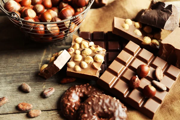 Натюрморт з набором шоколаду з горіхами на мішковині, крупним планом — стокове фото