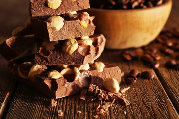 Yığın üzerinde ahşap masa, closeup Fındıklı çikolata