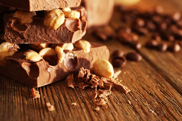 Yığın üzerinde ahşap masa, closeup Fındıklı çikolata
