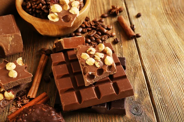 Natürmort kümesiyle ahşap masa, tatlı çikolata