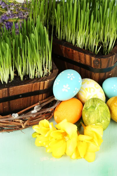 Uova di Pasqua ed erba verde primo piano — Foto Stock
