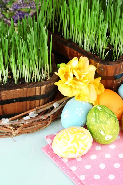 Huevos de Pascua y hierba verde de cerca —  Fotos de Stock