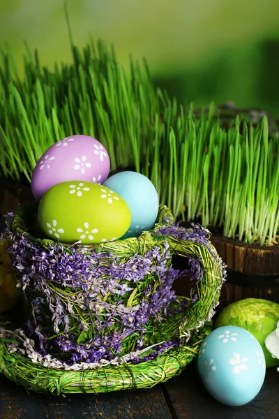 Huevos de Pascua en canasta y hierba verde de cerca —  Fotos de Stock