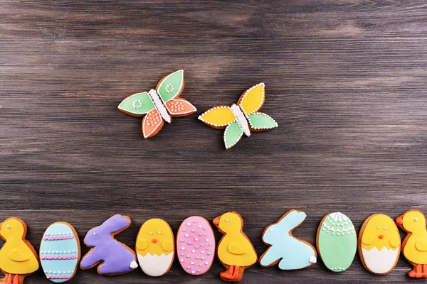 Deliziosi biscotti pasquali su sfondo di legno — Foto Stock