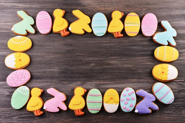 Вкусные пасхальные печенья на деревянном фоне — стоковое фото