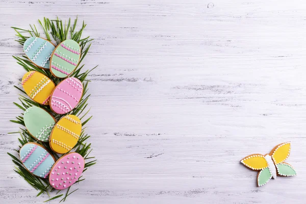 Вкусные пасхальные печенья на деревянном фоне — стоковое фото