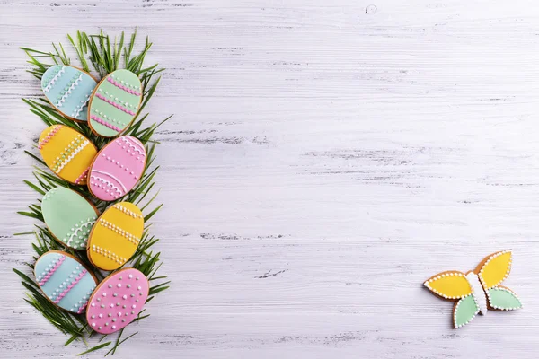 Deliziosi biscotti pasquali su sfondo di legno — Foto Stock