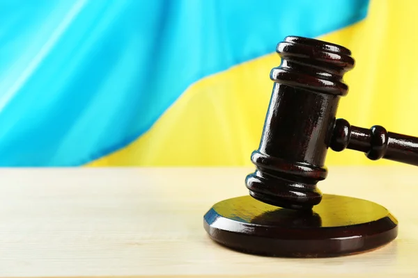 Tahta tokmak ve arka plan olarak Ukrayna bayrağı — Stok fotoğraf