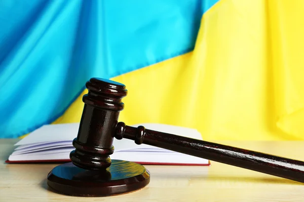 Деревянный молоток и флаг Украины на заднем плане — стоковое фото