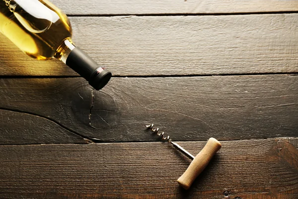 Glasflasche Wein mit Korkenzieher auf Holztischhintergrund — Stockfoto