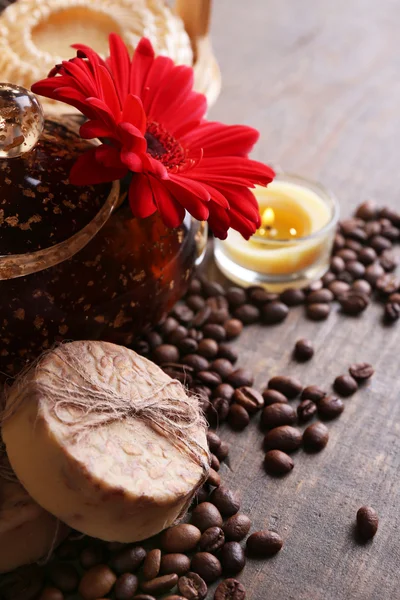 Composizione del trattamento spa, fiori e chicchi di caffè su fondo di legno — Foto Stock