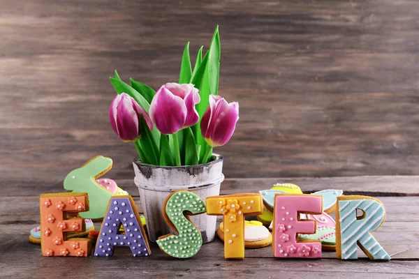 Heerlijke Pasen cookies op tabel op houten achtergrond — Stockfoto