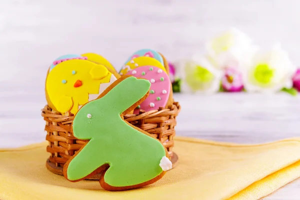 Açık renkli masaya lezzetli Paskalya kurabiyeleri — Stok fotoğraf