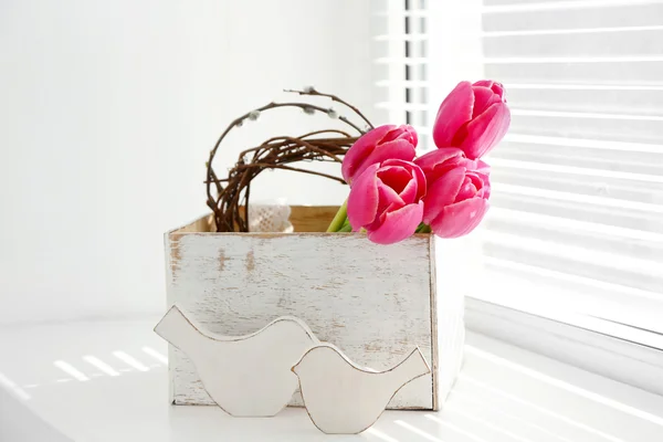 Rosa hermosos tulipanes en el alféizar de la ventana con luz solar — Foto de Stock