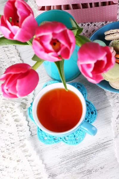 Samenstelling van Lentebloemen, thee en koekjes op tabel close-up — Stockfoto