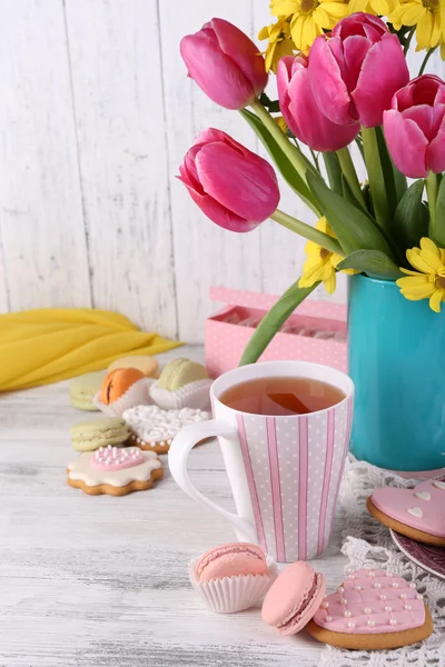 Komposition von Frühlingsblumen, Tee und Keksen auf dem Tisch in Großaufnahme — Stockfoto