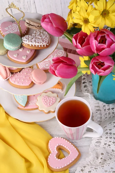 Composición de flores de primavera, té y galletas en primer plano de la mesa —  Fotos de Stock