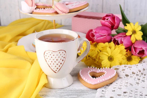 Bahar çiçekleri, çay ve kurabiye tablo yakın çekim üzerinde kompozisyon — Stok fotoğraf