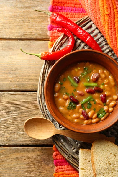 Kase ahşap masa arka plan üzerinde fasulye çorbası