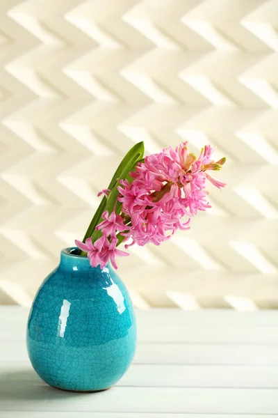 Szép Réka virág váza a fából készült asztal — Stock Fotó