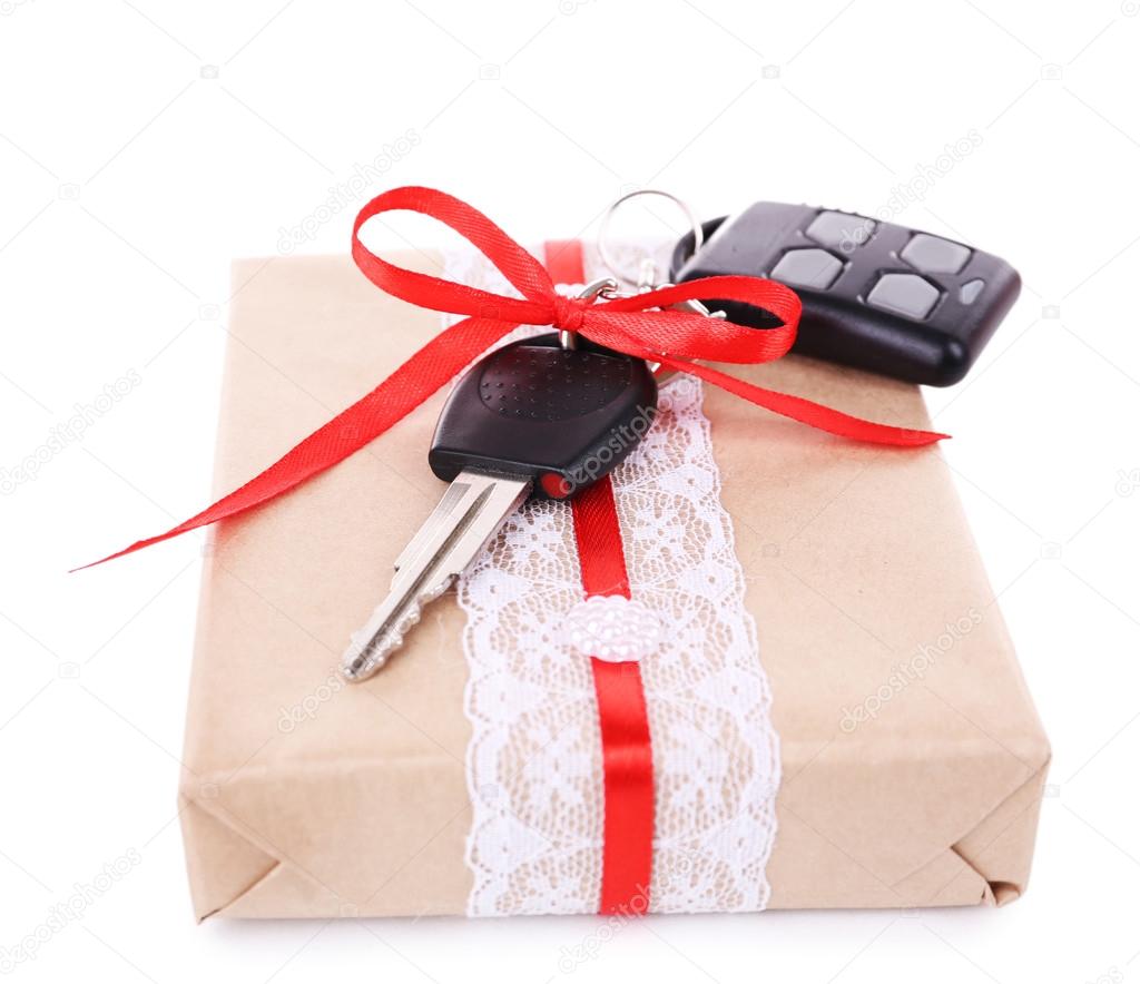 車のキーと白で隔離プレゼント ボックスに赤の弓 ストック写真 C Belchonock