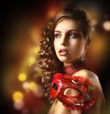 Maskeli balo maskesi ışıkları arka plan üzerinde güzel kız