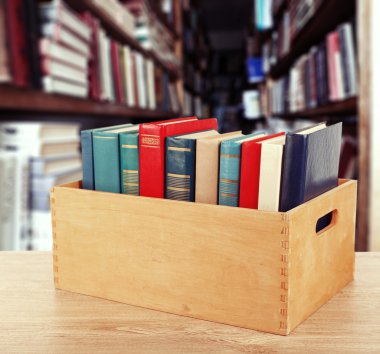Ahşap sandık kitaplarda kitap rafı arka plan üzerinde