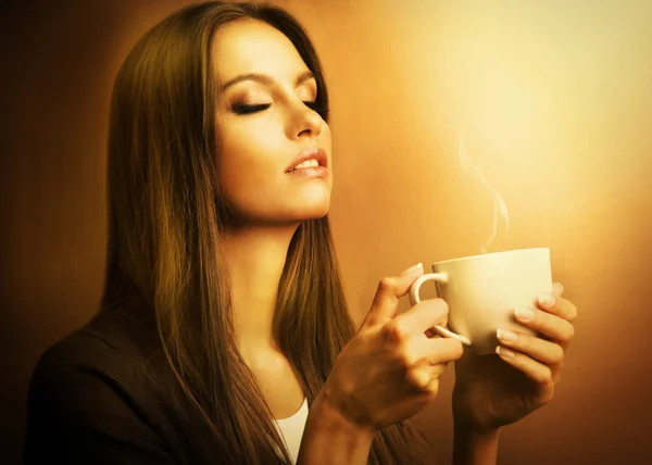 Belle jeune femme avec tasse de café — Photo