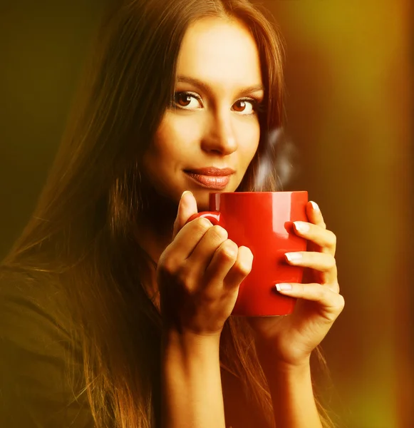 Belle jeune femme avec tasse de café — Photo