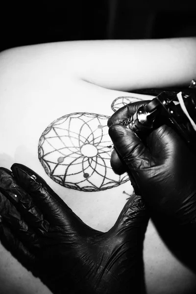Proces tvorby tetování, zblízka — Stock fotografie