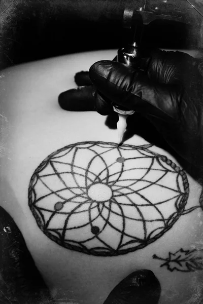 Proces van het maken van tattoo, close-up — Stockfoto