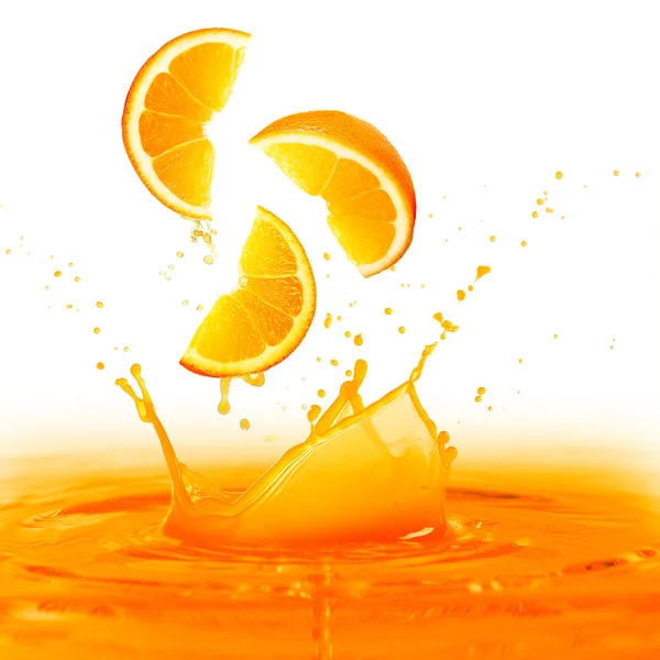 Spritzender Orangensaft isoliert auf weiß — Stockfoto