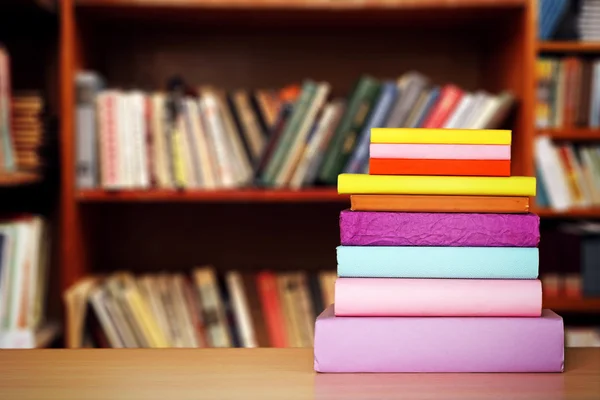 Stack di libri sul tavolo su scaffali sfondo — Foto Stock