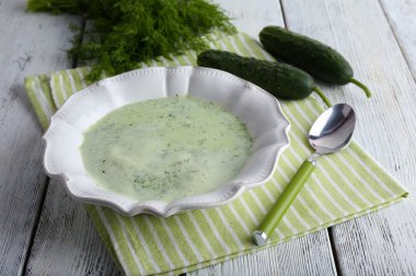 Salatalık çorbası kase renk ahşap masa arka plan üzerinde