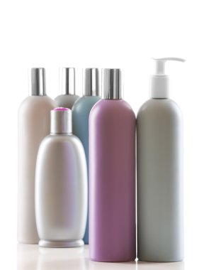 Beyaz arkaplanda izole edilmiş kozmetik şişeler