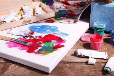 Profesyonel sanat malzemeleri ahşap arka plan üzerinde