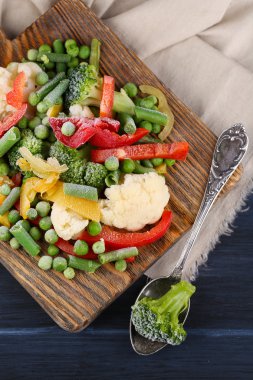 Peçeteye ahşap masa arka plan üzerinde kesme tahtası üzerinde Dondurulmuş sebzeler