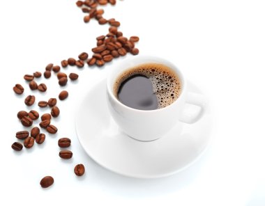 Beyaz üzerine izole edilmiş bir fincan kahve.