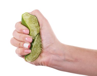 Beyaz izole limon sıkarak el